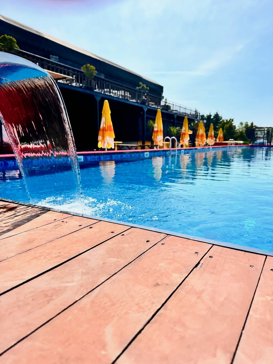 Havuz şelalesi ve ahşap deck